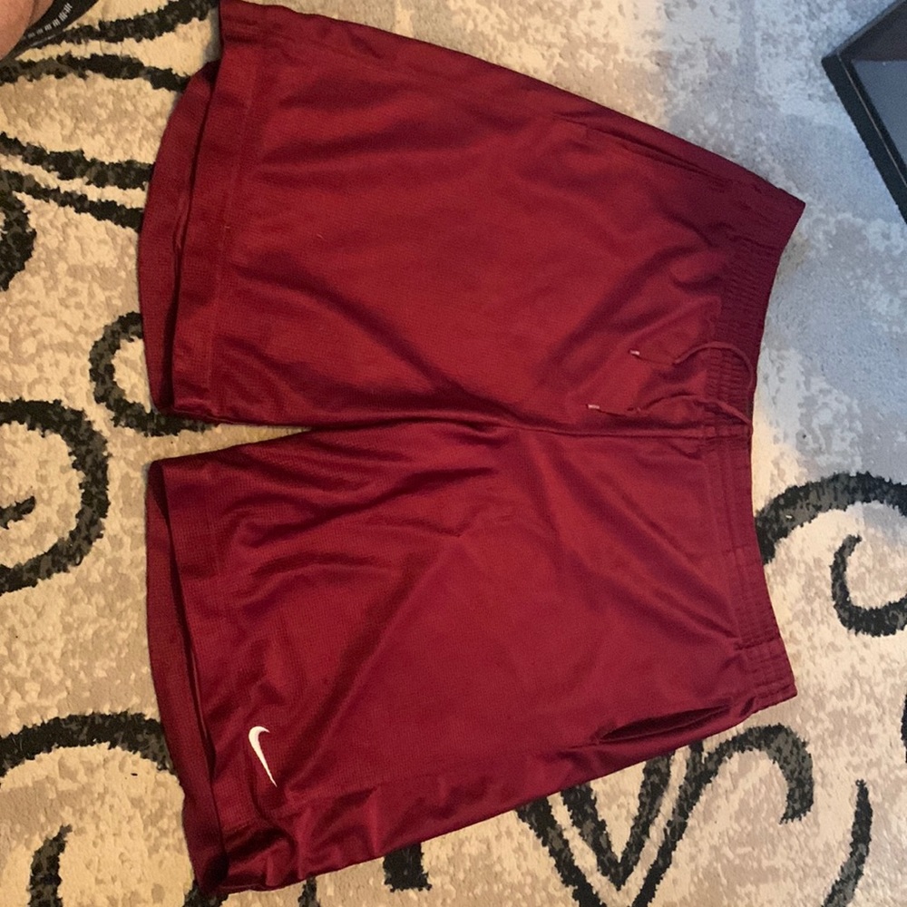 Maroon NIKE XXL SHORTS with pockets. 2 small snags.